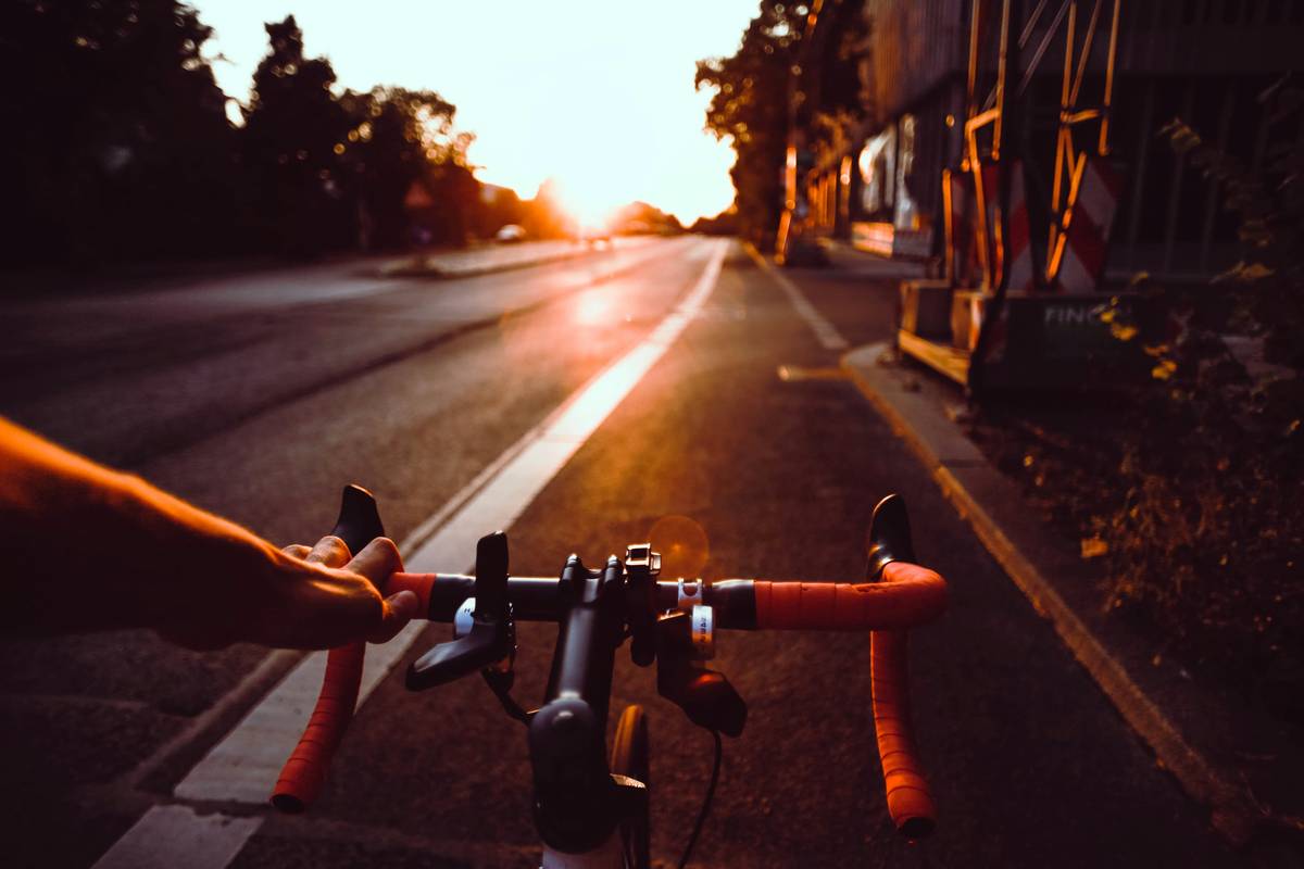 indoor cycling class showing cycling weight loss results through group motivation